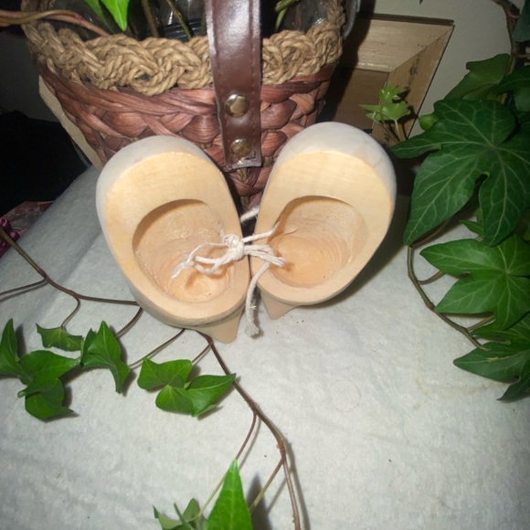 Dutch Engraved Meghan Knickknack Wooden Shoes - Picture 2 of 3